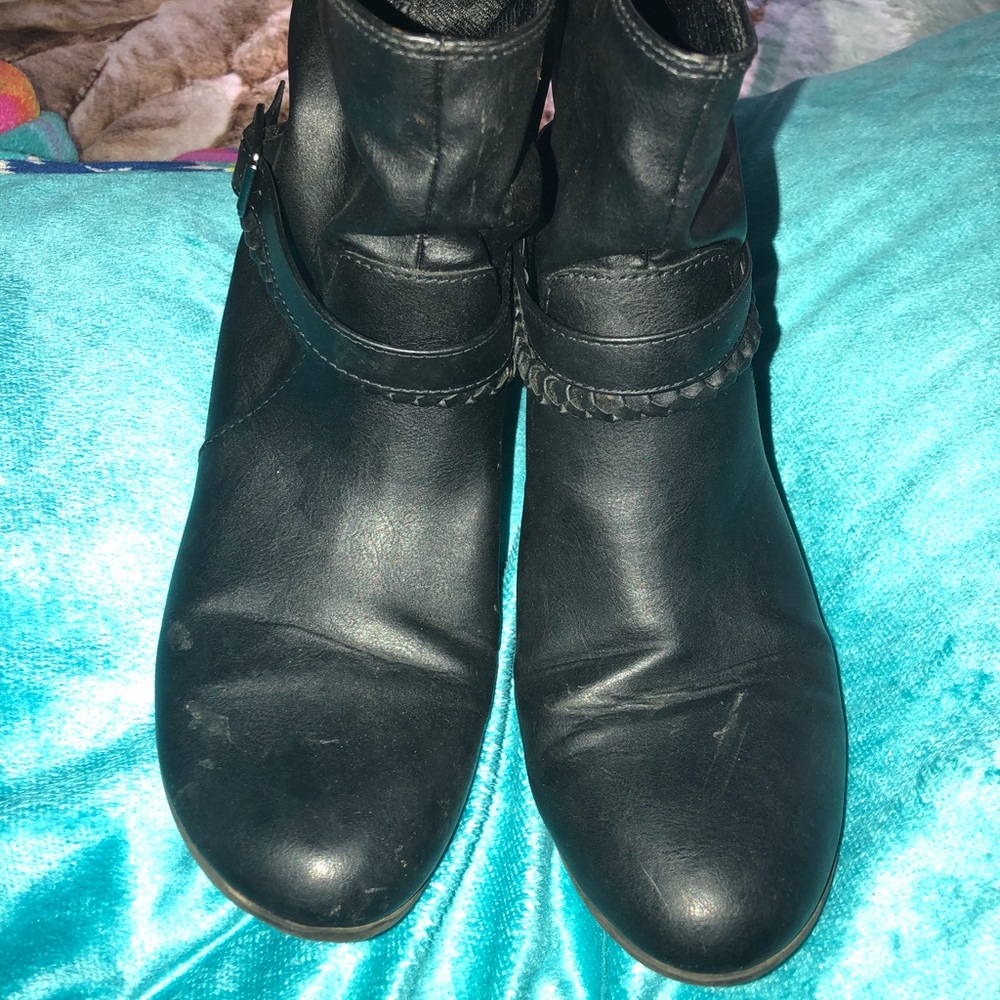Black leather winter boots.